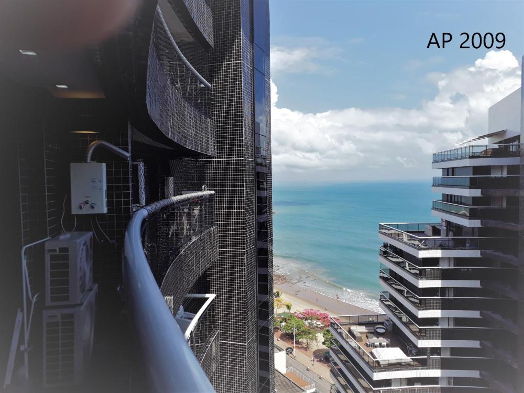 een uitzicht op de oceaan vanuit een gebouw bij Apartamentos Landscape Beira Mar in Fortaleza