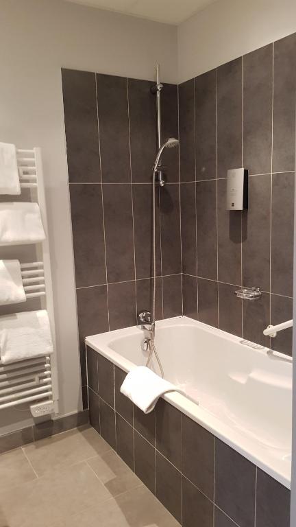 Koupelna v ubytování Logis Hôtel des Deux Forts
