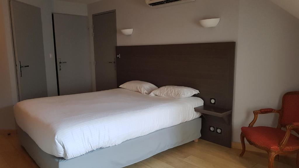 Postel nebo postele na pokoji v ubytování Logis Hôtel des Deux Forts