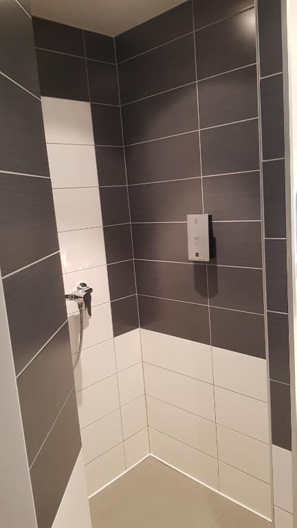 Koupelna v ubytování Logis Hôtel des Deux Forts