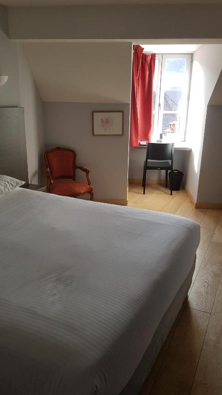 Postel nebo postele na pokoji v ubytování Logis Hôtel des Deux Forts