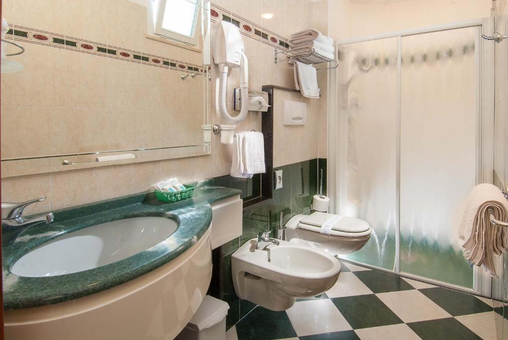 Koupelna v ubytování Hotel Helios