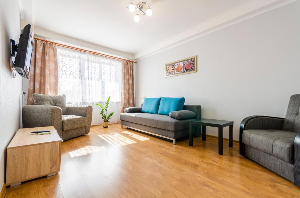 ein Wohnzimmer mit 2 Sofas und einem TV in der Unterkunft ARTAL Apartment Yordanska Street 22 in Kiew
