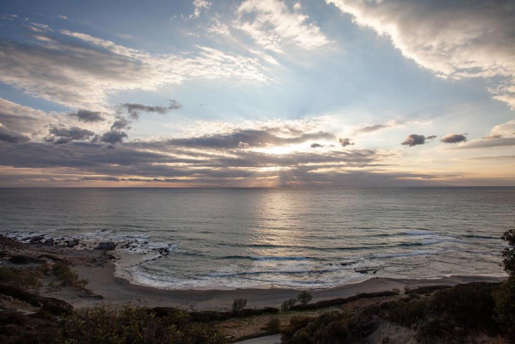 - une vue sur l'océan au coucher du soleil dans l'établissement Hill of Calm, à Triopetra