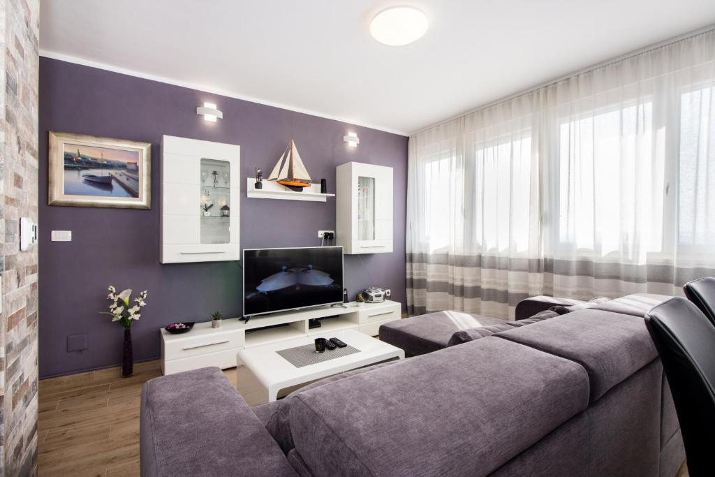 Televízia a/alebo spoločenská miestnosť v ubytovaní Deluxe Apartment Miro