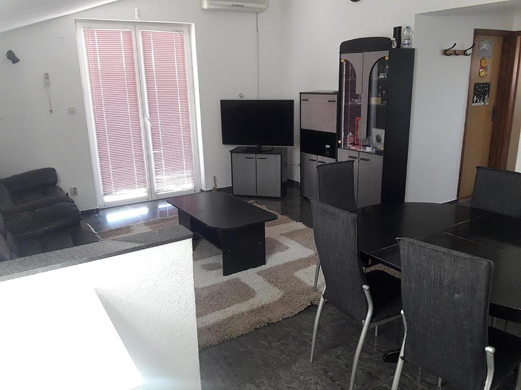 TV a/nebo společenská místnost v ubytování Apartments & Rooms Tony