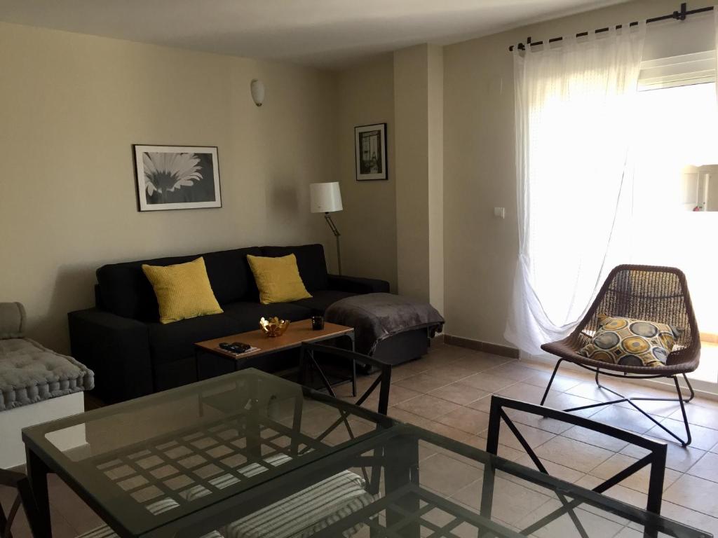 un soggiorno con divano e tavolo di Cabo de Gata Oasis Retamar II a Almería