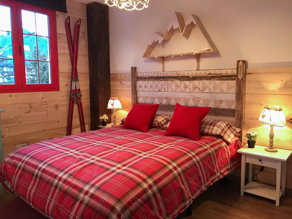 Una cama o camas en una habitación de Apartamentos LÓRIEN Candanchú