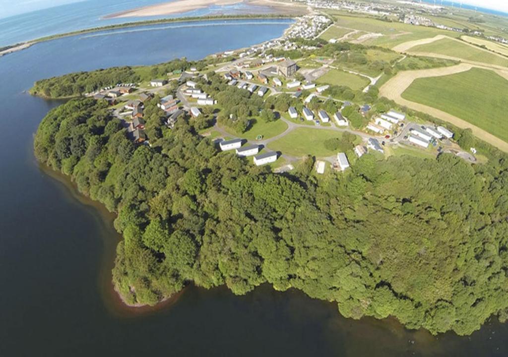 eine Luftansicht einer Insel im Wasser in der Unterkunft Port Haverigg Holiday Village in Millom