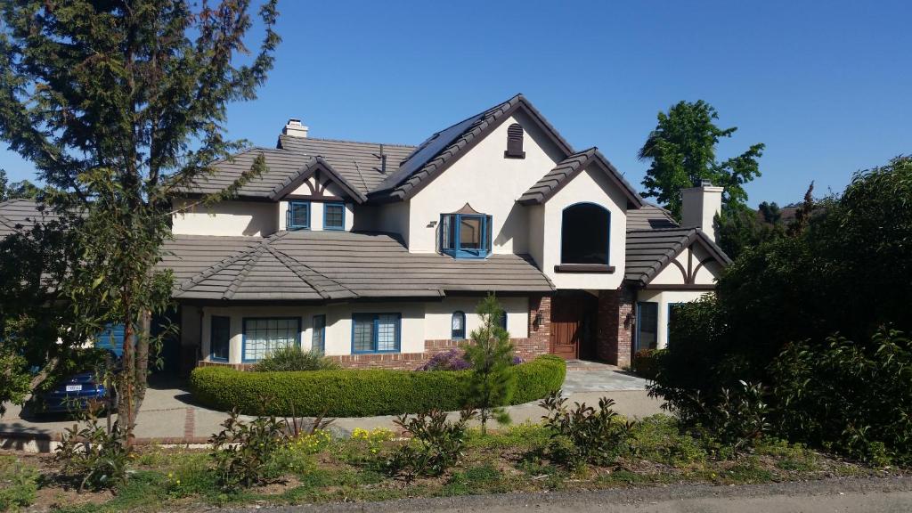 a white house with a gray roof at Castlegate Guest Apartment in Vista