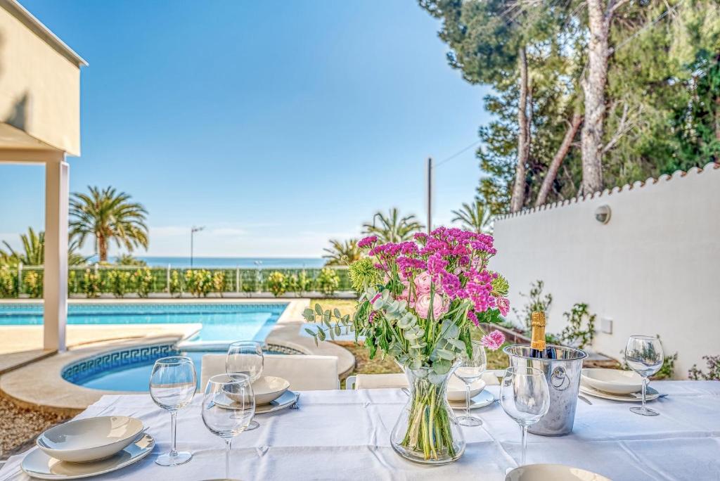 アルコセブレにあるPreciosa villa con piscina, jardín y vistas al mar WIFIの花瓶のテーブル