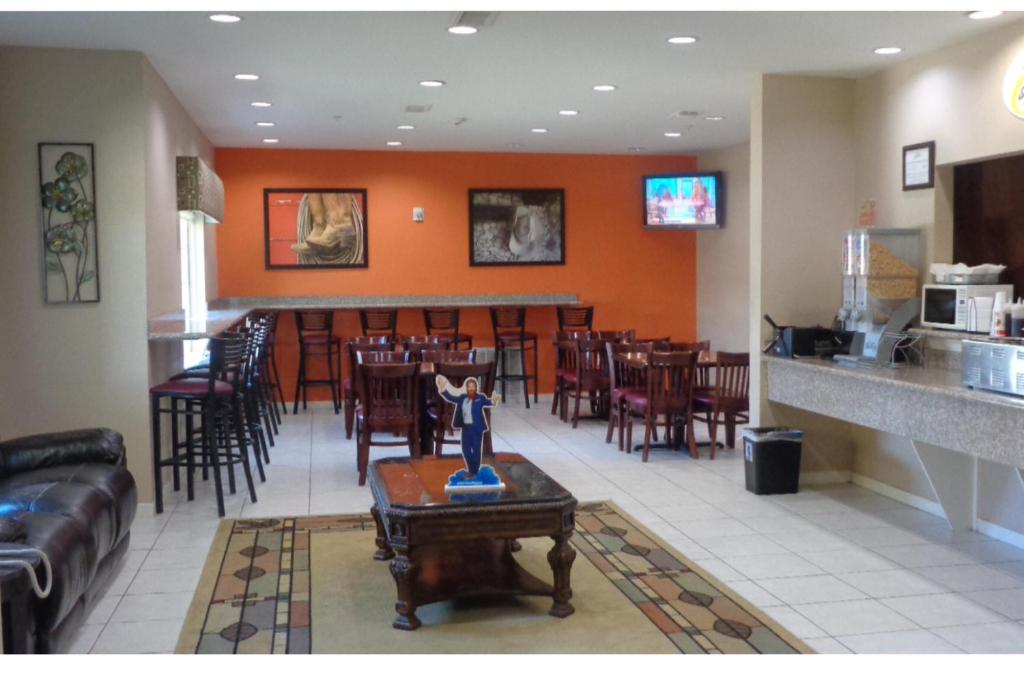 Posezení v ubytování Super 8 by Wyndham Brenham TX
