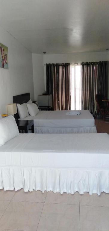 Postel nebo postele na pokoji v ubytování Boracay White Coral Hotel