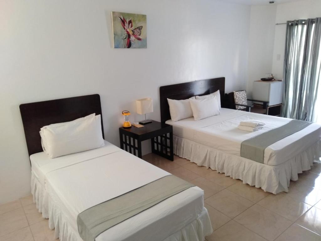 Postel nebo postele na pokoji v ubytování Boracay White Coral Hotel
