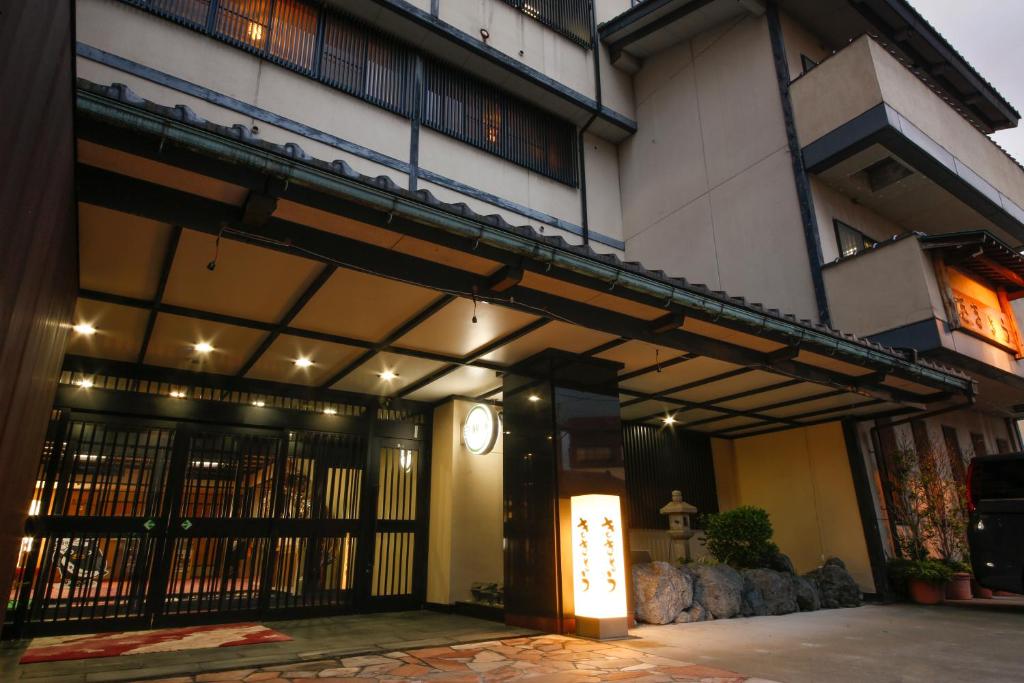 una entrada a un edificio con una puerta en Hokuriku Yamashiro Onsen Hotel Kikyou, en Yamashiro