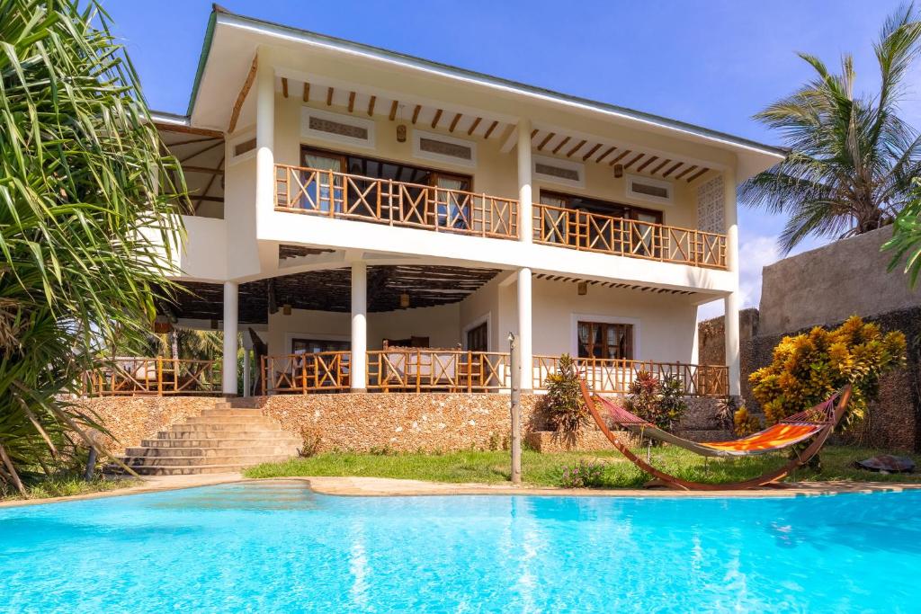 Villa con hamaca frente a una casa en Villa Mashariki - luxury villa 400m from the beach, en Diani Beach