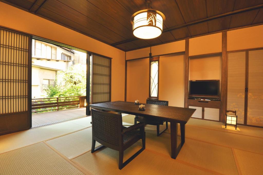 TV a/nebo společenská místnost v ubytování Hakone Onsen Ryokan Yaeikan