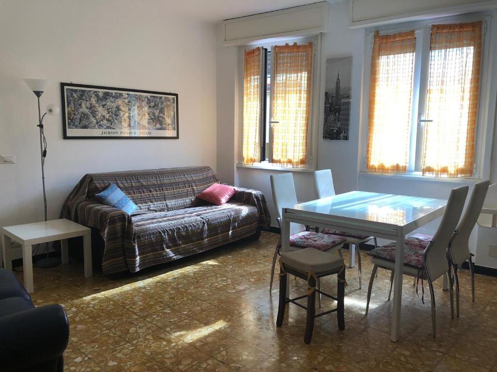 a living room with a couch and a table at Casa sul Mare Giulia Zoagli in Zoagli