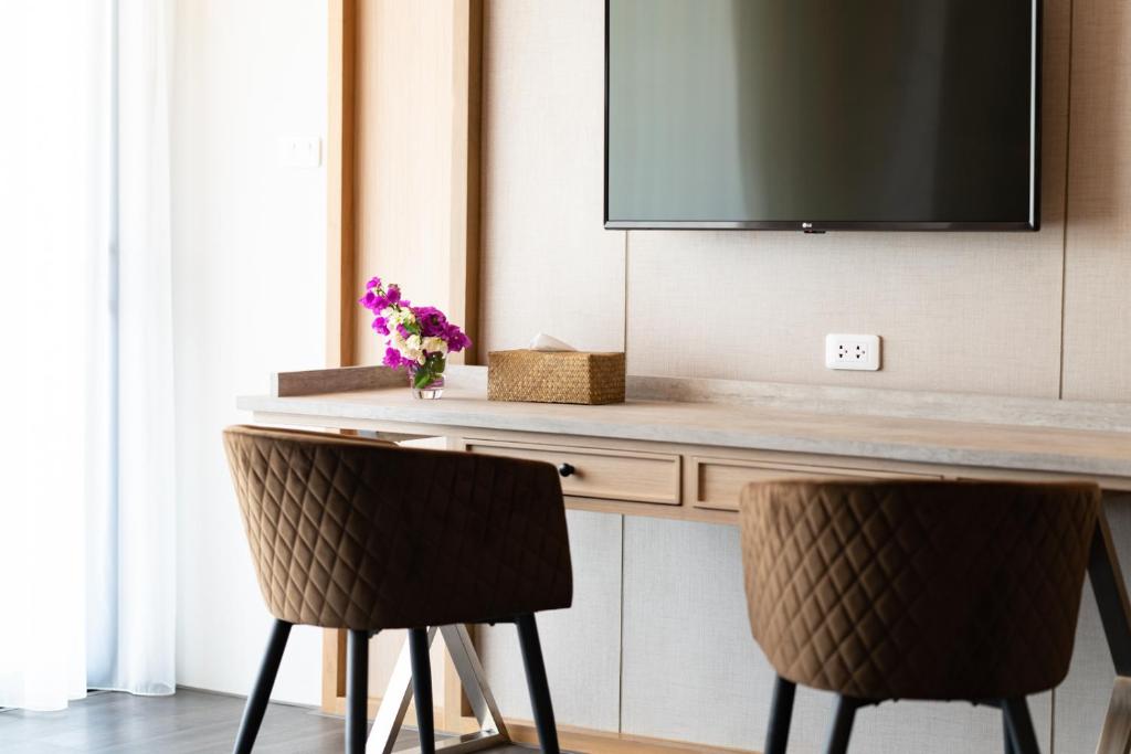 TV a/nebo společenská místnost v ubytování Anana Ecological Resort Krabi - SHA Extra Plus