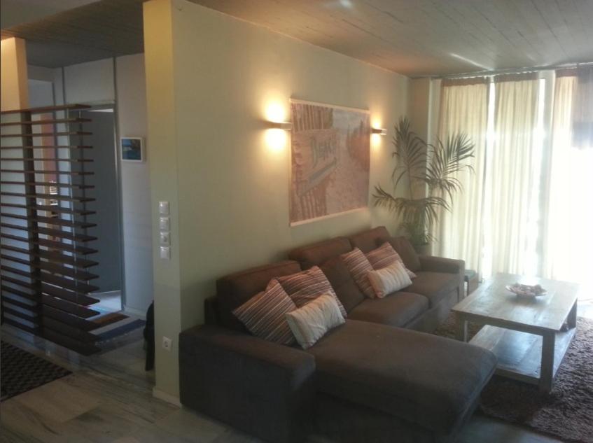 Posezení v ubytování Varkiza Seaside Penthouse with Private Roof Deck