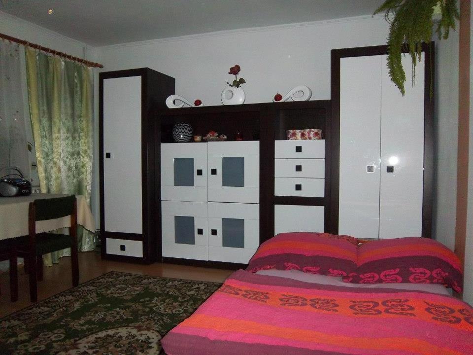 1 dormitorio con cama, armarios blancos y mesa en Agroturystyka Jacnia, en Jacnia