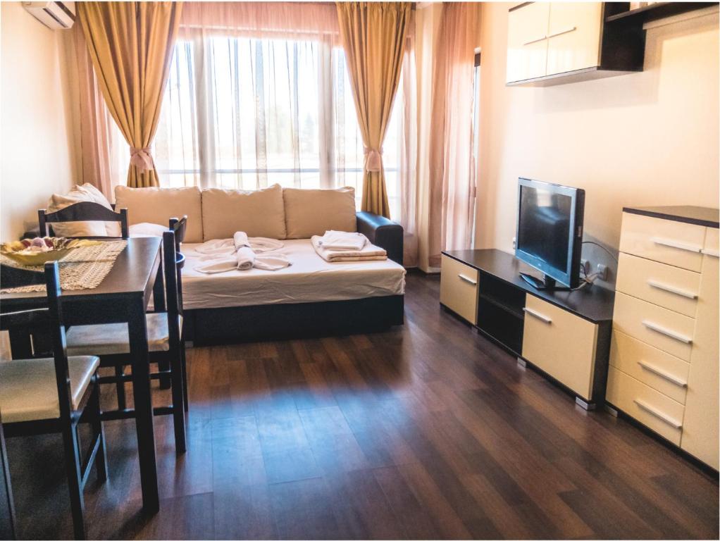 索佐波尔Apartment 7 and Studio 2 Quietly and peaceful place to relax的带沙发和桌子的小客厅