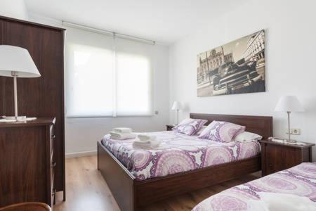 sypialnia z 2 łóżkami i dużym oknem w obiekcie Piso Zona Plaza España, junto a Montjuic, w Barcelonie