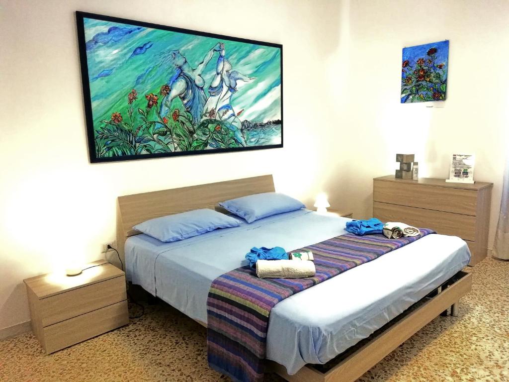 レッチェにあるAppartamenti Raffaelloのベッドルーム1室(壁に絵画が描かれたベッド1台付)