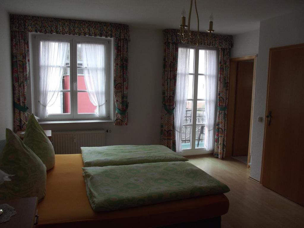 Postel nebo postele na pokoji v ubytování Hotel Haus Irsfeld