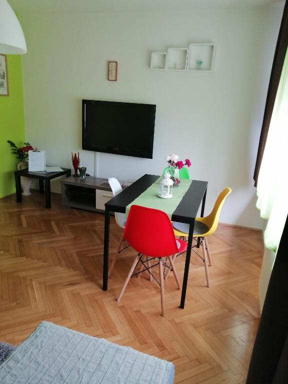 Televízia a/alebo spoločenská miestnosť v ubytovaní Apartment K&A- near Dom sportova