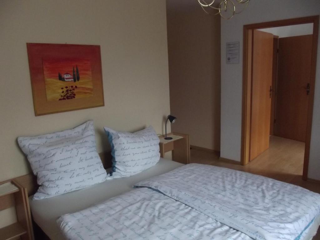 Postel nebo postele na pokoji v ubytování Hotel Haus Irsfeld