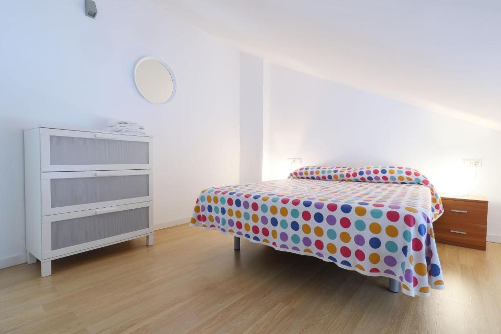 A bed or beds in a room at Apartamentos Centro Cordoba by MiRa