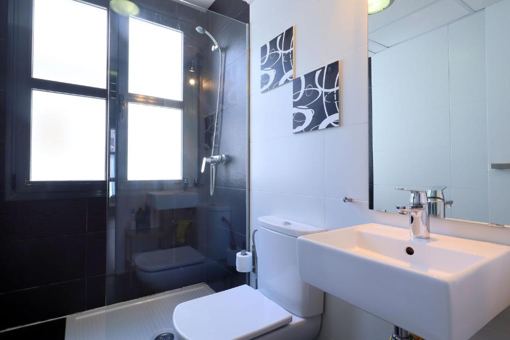 A bathroom at Apartamentos Centro Cordoba by MiRa