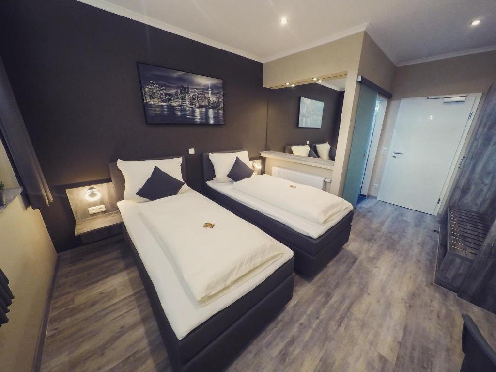 Un pat sau paturi într-o cameră la Mey Hotel
