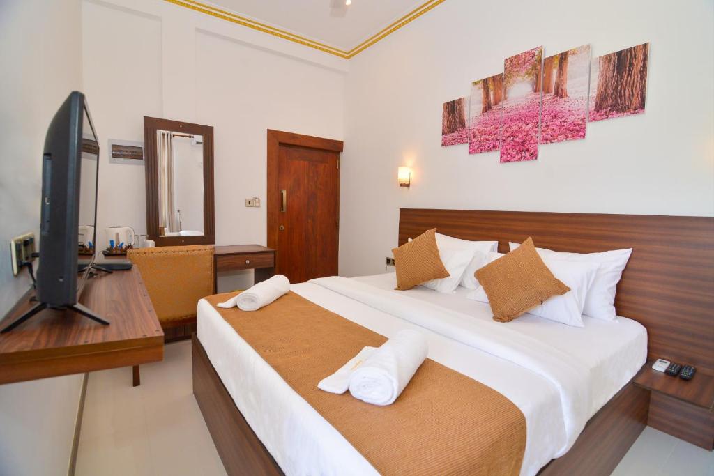 Postel nebo postele na pokoji v ubytování Negombo New Queen's Palace