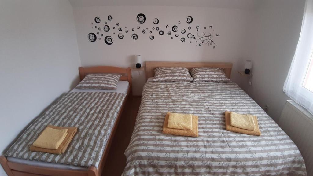 two beds in a small bedroom with two twin beds at Apartman Stars in Slavonski Brod