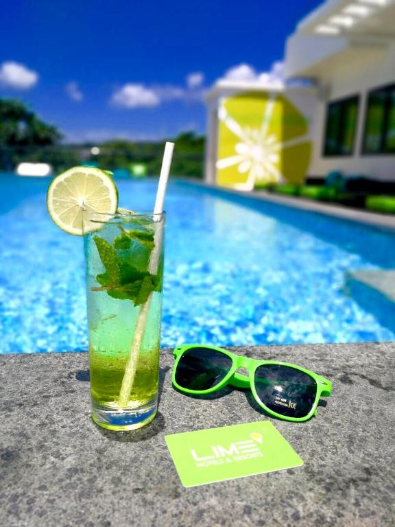 Bazén v ubytování Lime Hotel Boracay nebo v jeho okolí