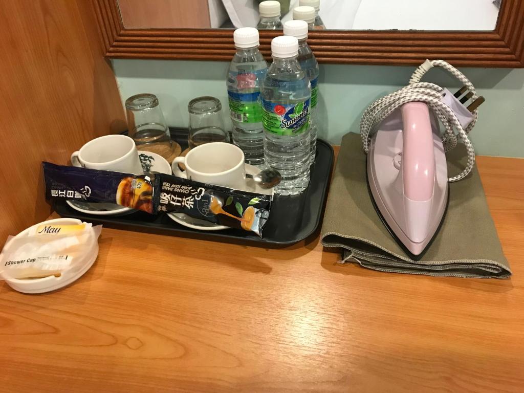 Příslušenství pro přípravu čaje a kávy v ubytování Hotel dan Restoran Seri Kangsar