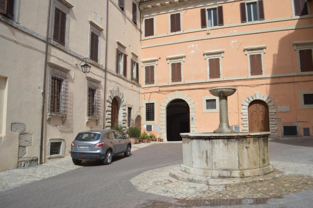 um carro estacionado numa rua ao lado de um edifício em Appartamento in Centro em Spoleto