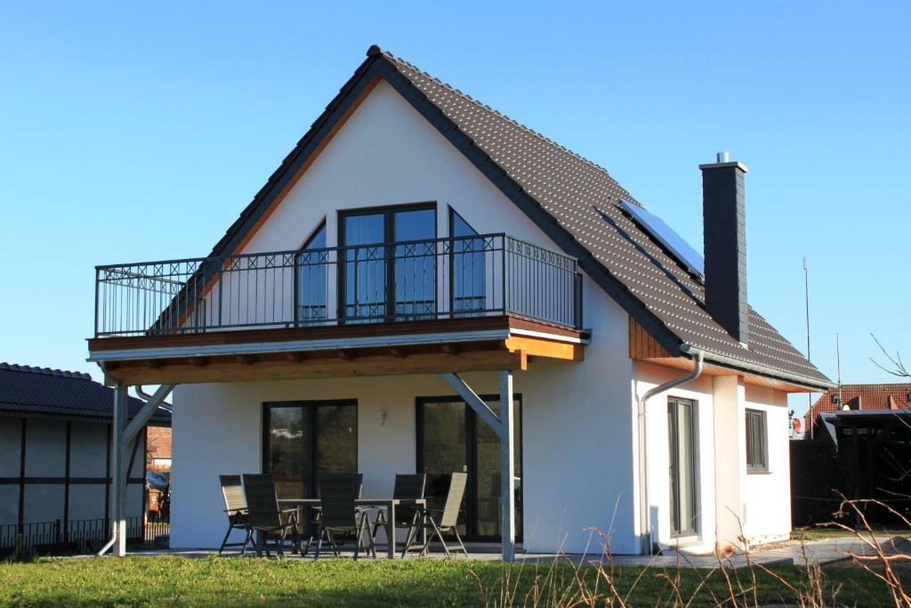 een huis met een balkon aan de zijkant bij Ferienhaus Harmonia in Neuendorf Heide