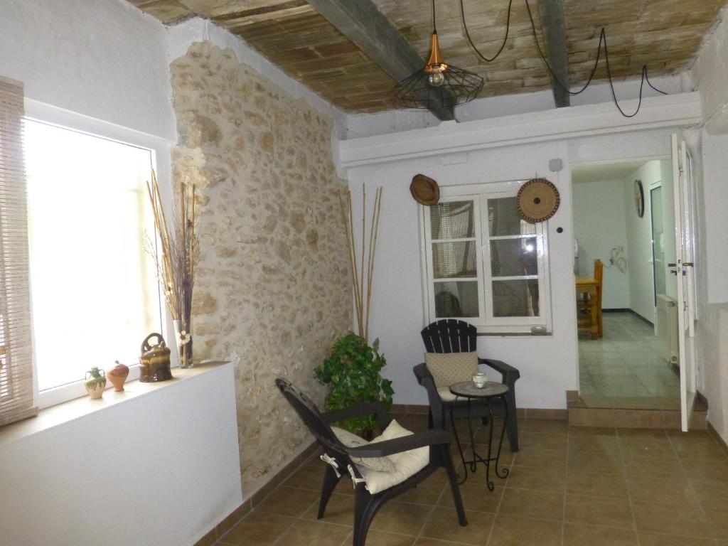 een woonkamer met een tafel en stoelen en een raam bij Casa Paco in La Galera