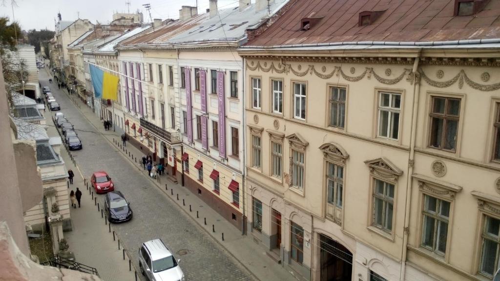 vista sul tetto di una strada cittadina con auto e edifici di Левеня a Lviv