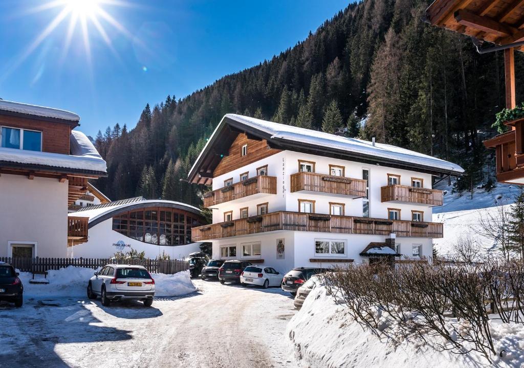 Nespecifikovaný výhled na hory nebo výhled na hory při pohledu z hotelu