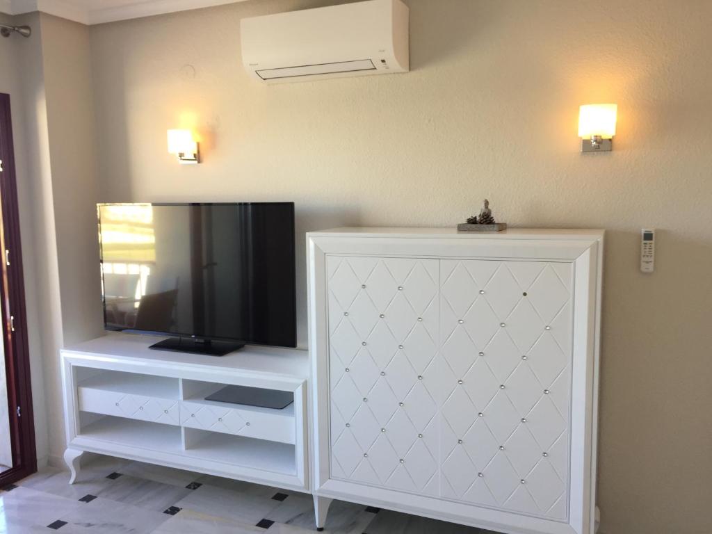 TV a/nebo společenská místnost v ubytování Lubina del Sol - Apartment by the Sea