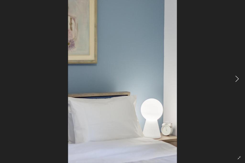Postel nebo postele na pokoji v ubytování Athenian Riviera Beach Apartment