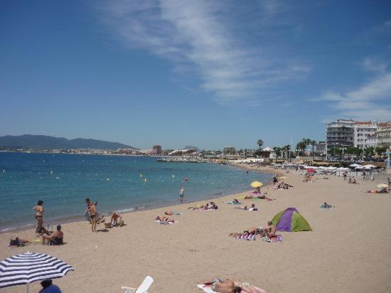 un grupo de personas en una playa con el océano en Studio- Antibes-Juan les Pins- Cote d'Azur, en Antibes