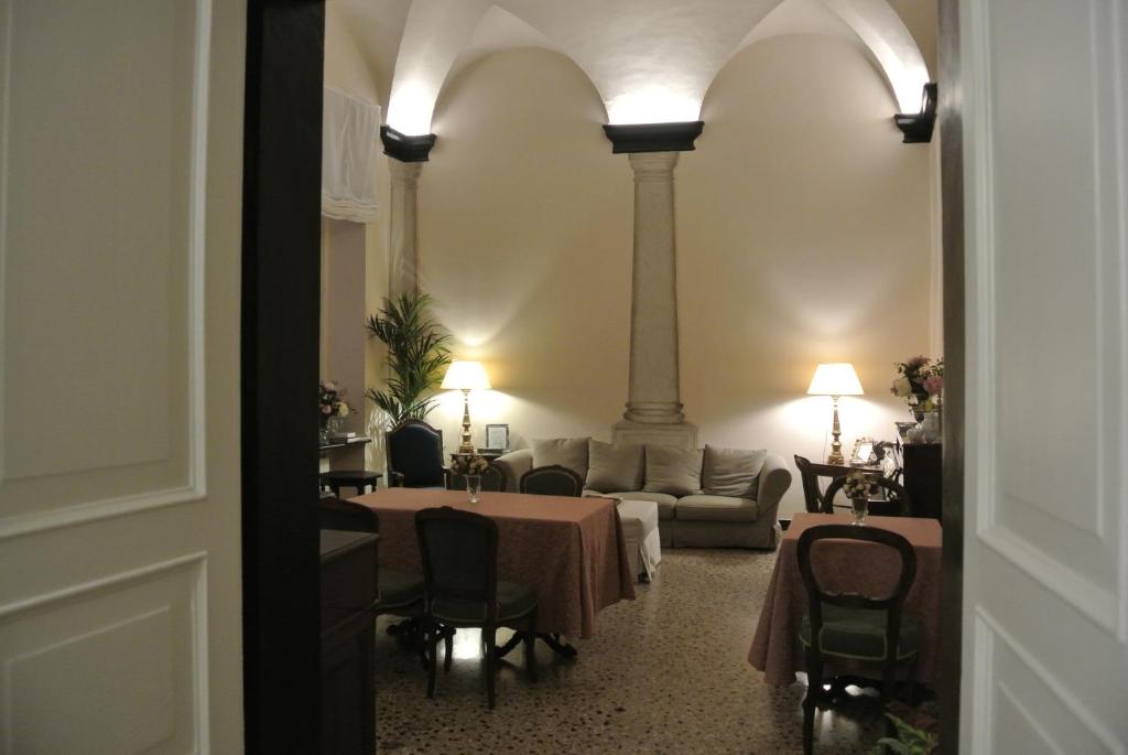 sala de estar con mesa y sofá en Palazzo Zecchino B&B, en Génova