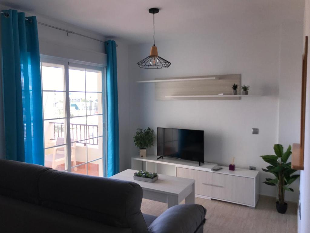 een woonkamer met een bank en een tv bij EL TOYO-CABO DE GATA-MAR Y GOLF in Almería