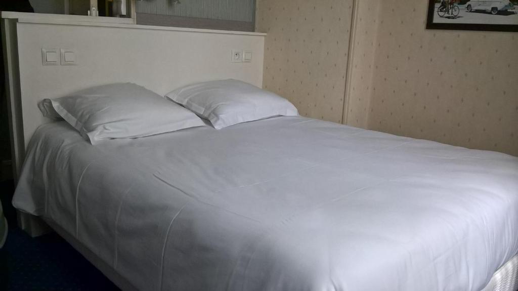 Hotel Anne De Bretagne BLOIS - Classic Quadruple Room - Two Double Beds 18m2