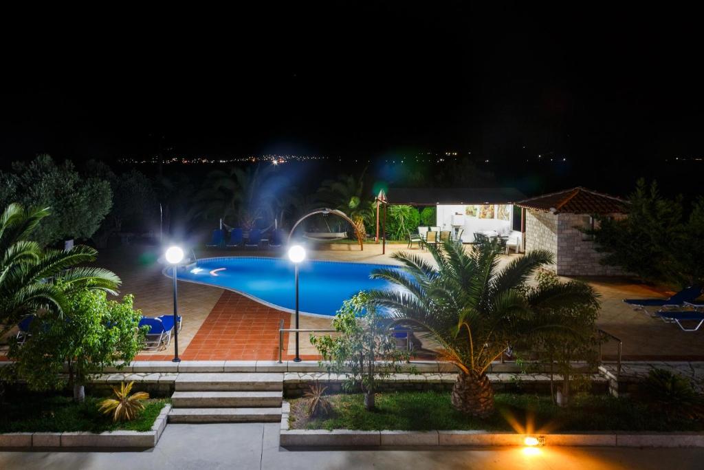 Bazén v ubytování Glyfada Villas nebo v jeho okolí